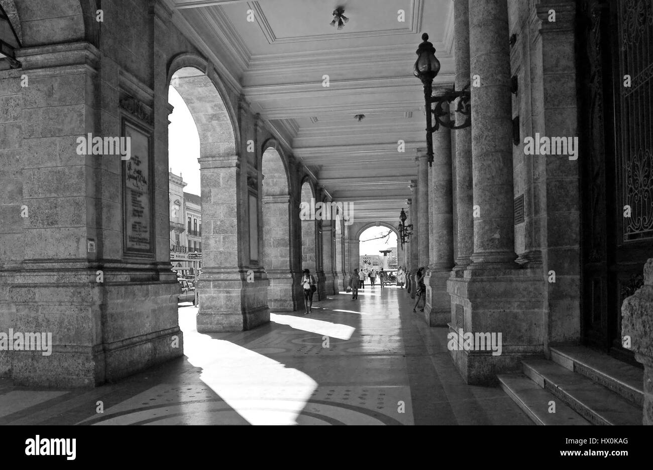 Blick entlang der kontinuierlichen Portikus im Erdgeschoss des Gran Teatro De La Habana, Havana, Kuba Stockfoto