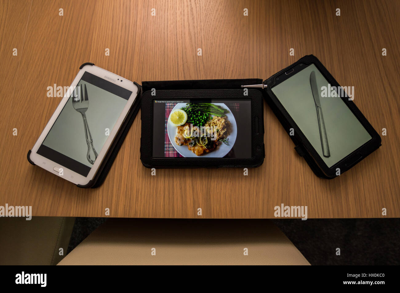 Android Tablets auf einem Tisch arrangiert Stockfoto