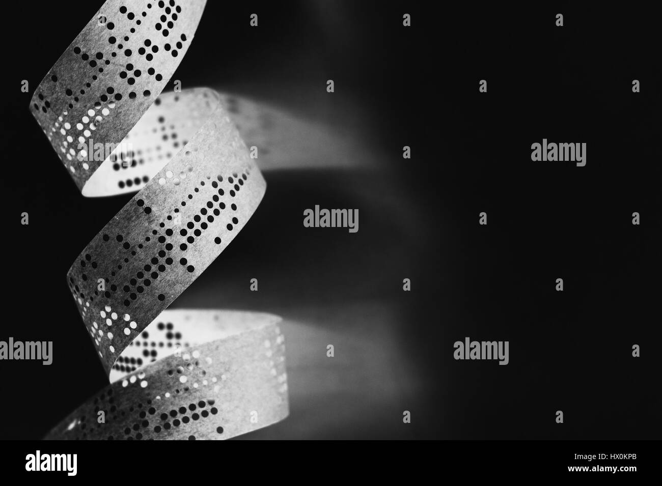 Streifen von alten gestanzt Band auf weiße Fläche Stockfoto