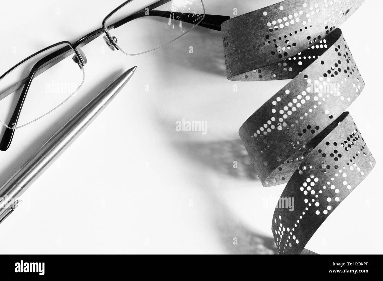 Streifen von alten gestanzt Band auf weiße Fläche Stockfoto