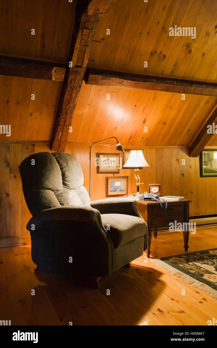 Grün gepolsterten Sessel im Zimmer im Dachgeschoss von 1740 Altes Haus Interieur. Stockfoto