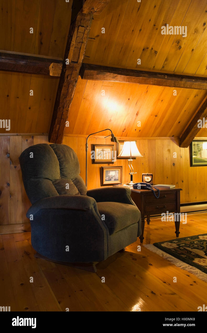 Grün gepolsterten Sessel im Zimmer im Dachgeschoss von 1740 Altes Haus Interieur. Stockfoto