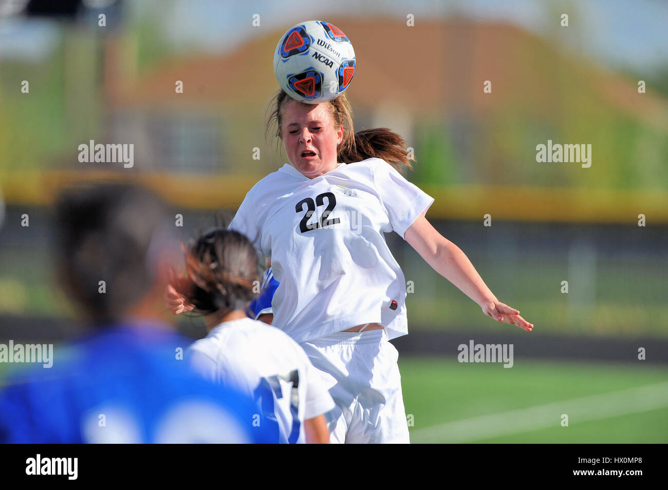 Spieler steigen über den Pitch entlang der Seitenlinie eine Kopf auszuführen. USA. Stockfoto