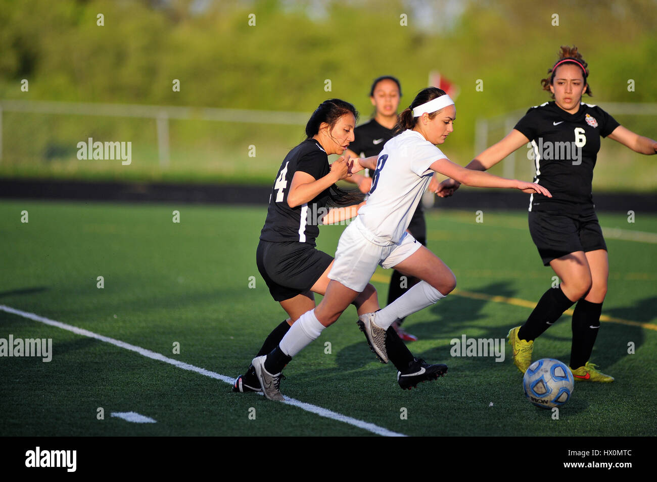 Vorwärts Sprint den Ball direkt vor das gegnerische Tor zu steuern. USA. Stockfoto