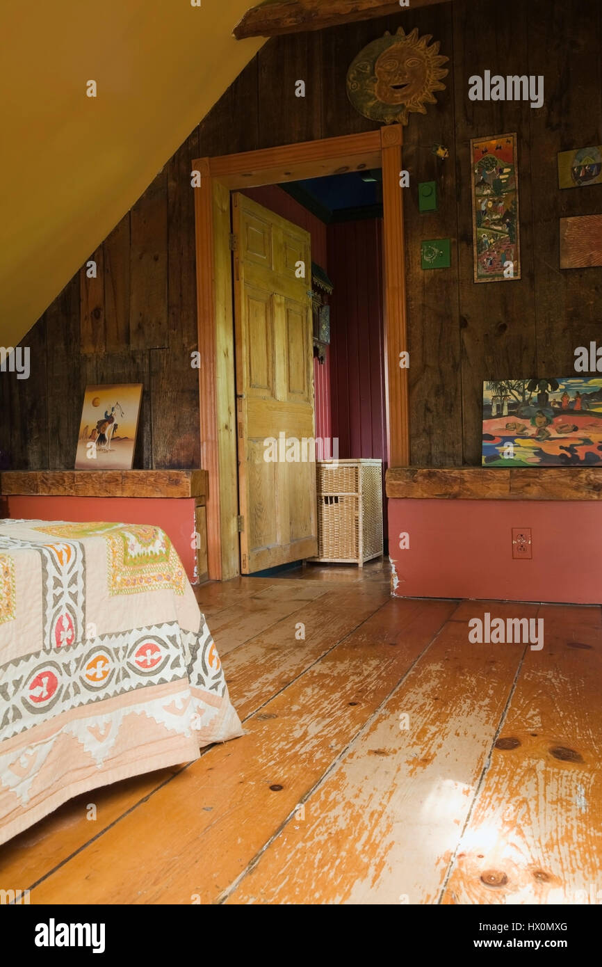 Gelb rustikal Master Schlafzimmer mit Bett und Möbel in 1840 Canadiana altes Haus Interieur. Stockfoto