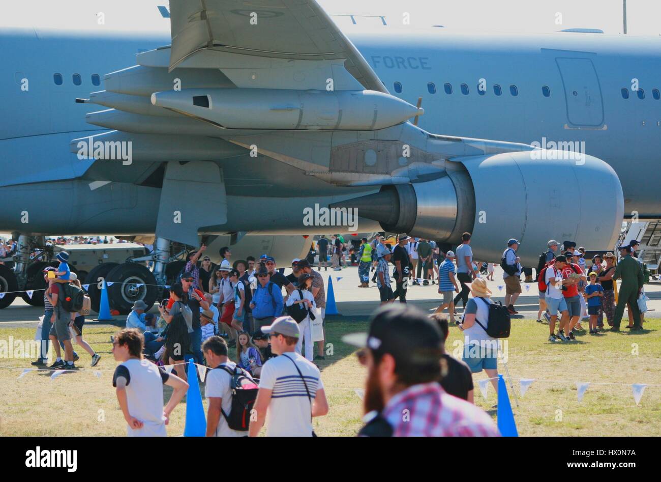 Seite der Boeing KC-135R STRATOTANKER auf der Avalon Airshow 2017 Menschen Zuflucht vor der Sonne in den Schatten. Stockfoto