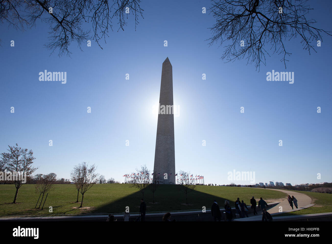 Touristen sehen das Washington Monument auf der National Mall in Washington, D.C. 22. März 2017. Stockfoto