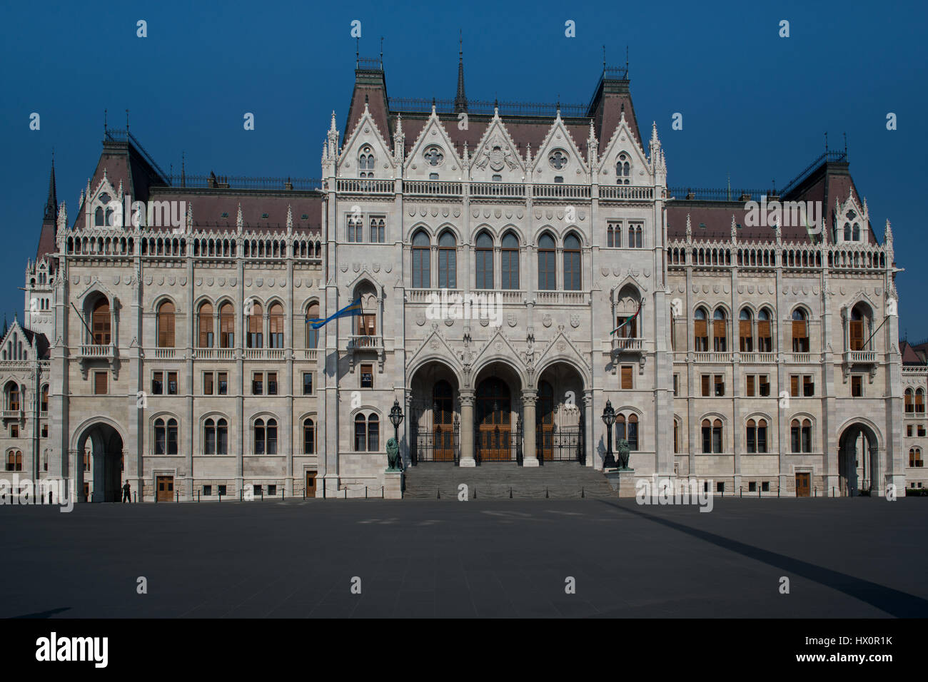 Das imposante Gebäude des Parlaments von Budapest, am Ufer Donau. Stockfoto