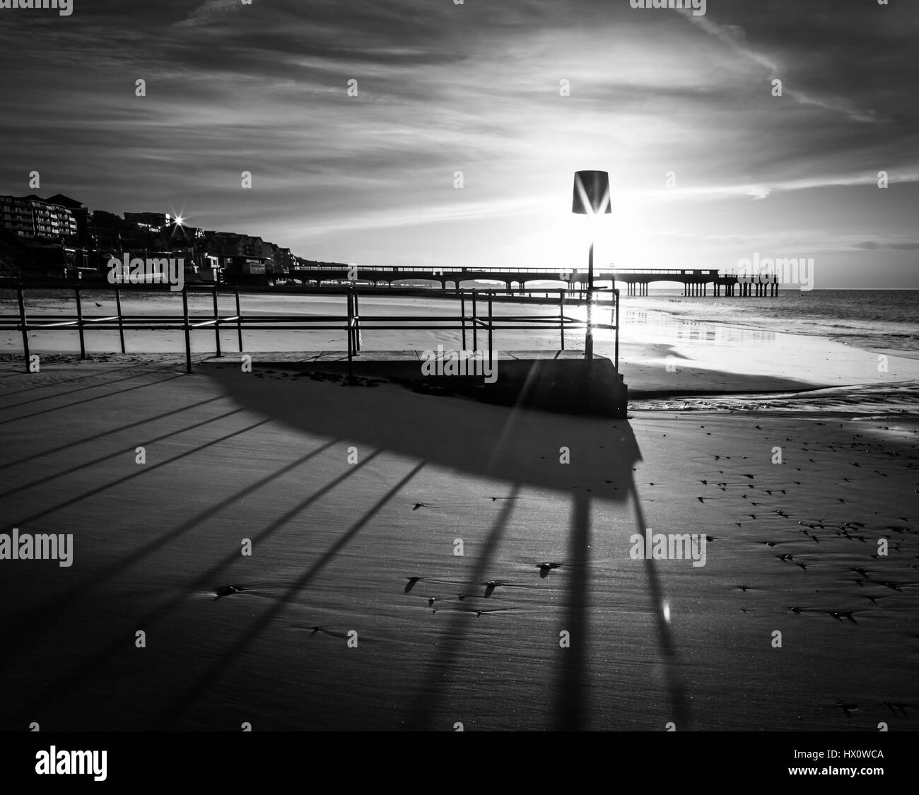 Schwarz / weiß-Strand-Szene in Bournemouth Stockfoto