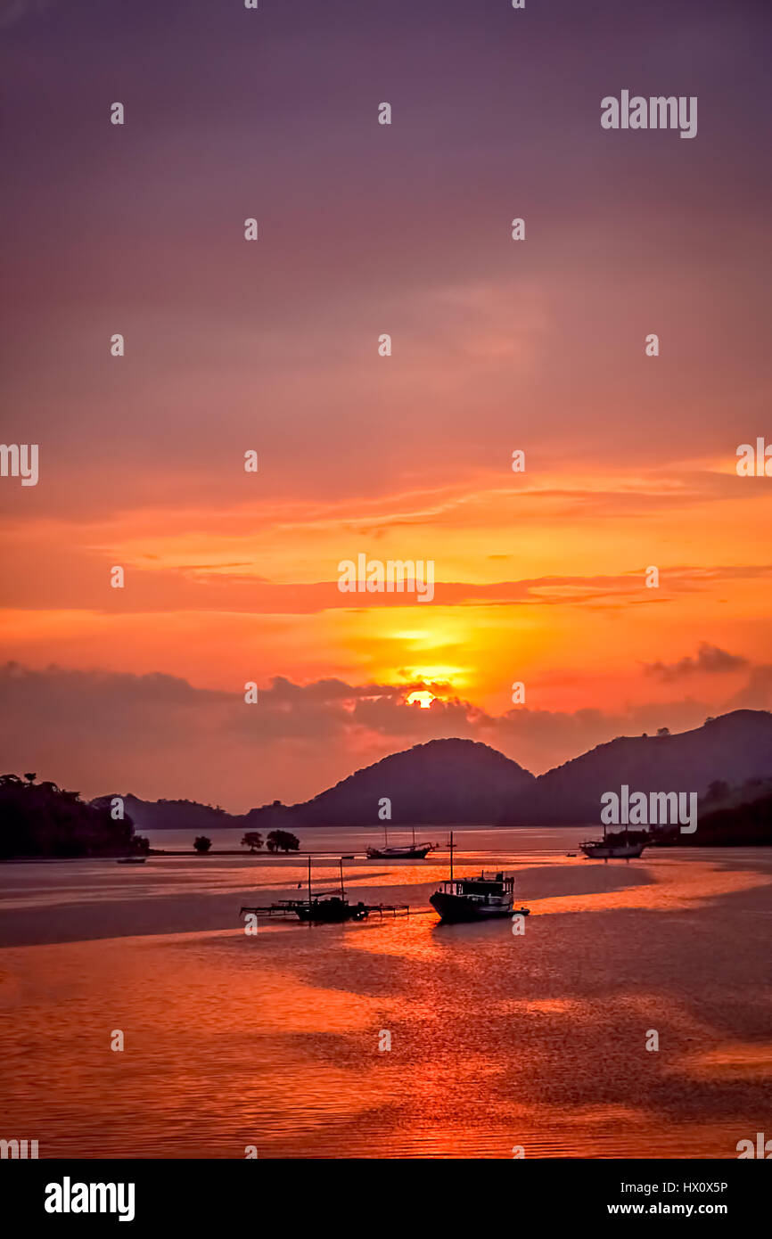 Sonnenuntergang über der Bucht in Labuhan Bajo Stadt auf der Insel Flores, Indonesien Stockfoto