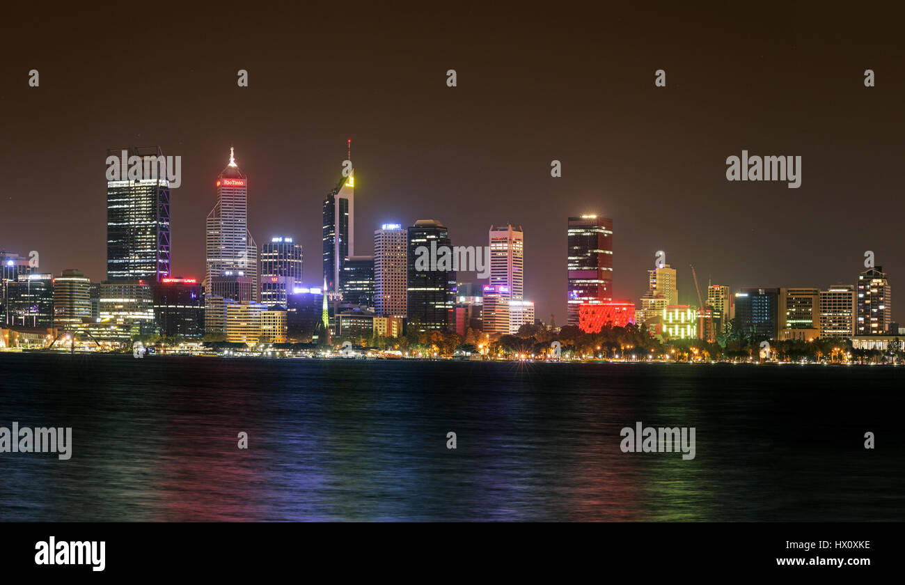 Panorama Skyline von Perth, Westaustralien, Australien. Perth Geschäft Bezirk Riverside in der Nacht mit Elizabeth Quay und die neue Brücke. Stockfoto