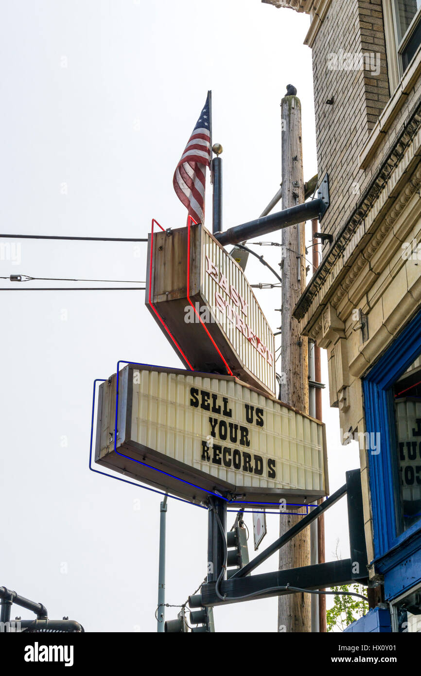 Verkaufen Sie uns Ihre Unterlagen Zeichen auf Easy Street Records in West Seattle. Stockfoto
