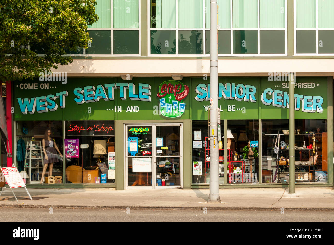 Stoppen Sie und shoppen Sie in West Seattle Senior Center. Stockfoto