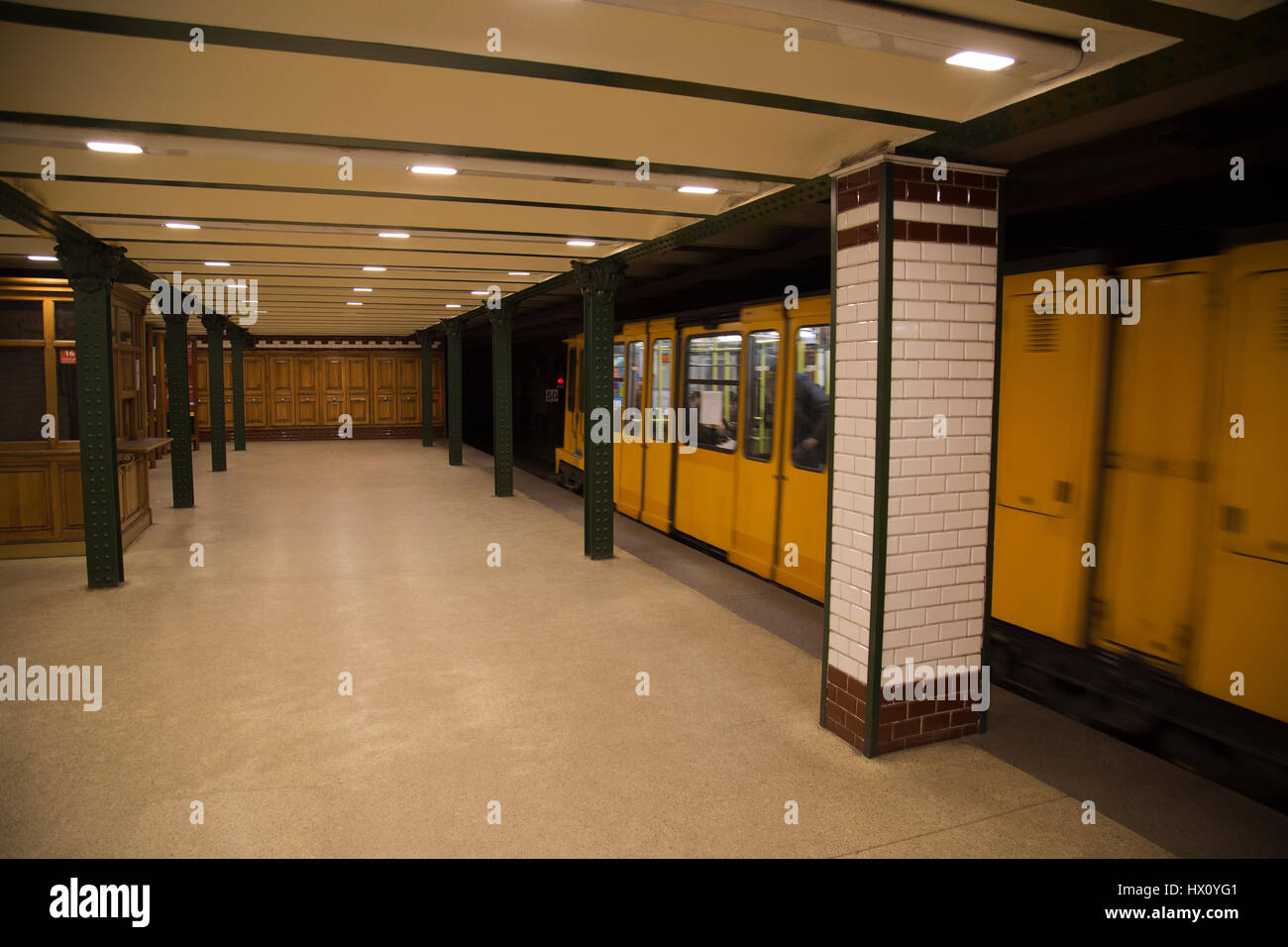 In Zeile 1 u-Bahnstation Budapest Ungarn Stockfoto