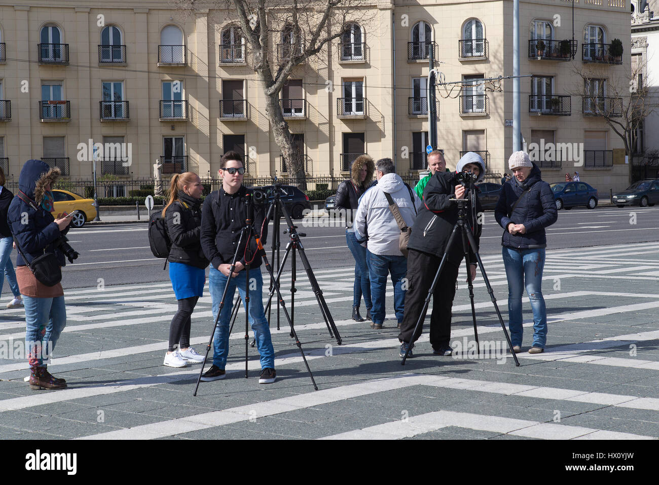Eine Gruppe junger Leute mit Kameras auf Stativen Heldenplatz in Budapest Ungarn Stockfoto