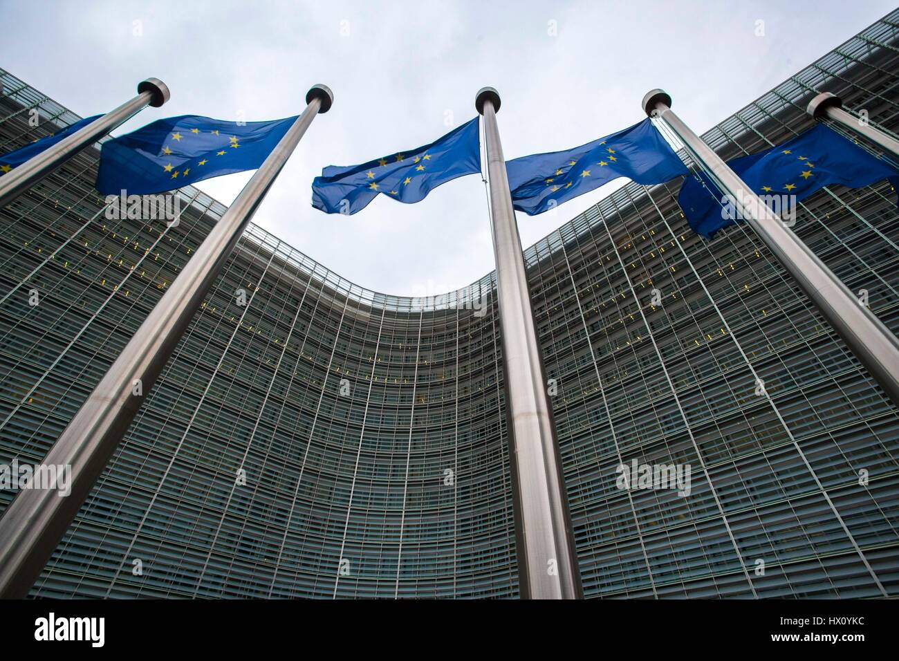 EU-Flaggen-Welle neben dem Berlaymont-Gebäude, Sitz der Europäischen Kommission in Brüssel, Belgien Stockfoto