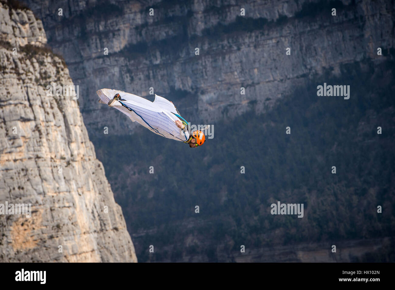 Basejumping in den Bergen: Wingsuit Stockfoto