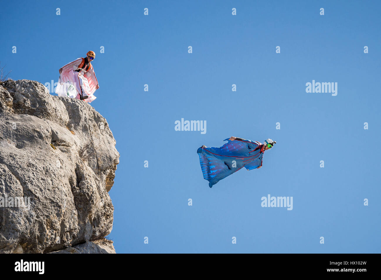 Basejumping in den Bergen: Wingsuit Stockfoto