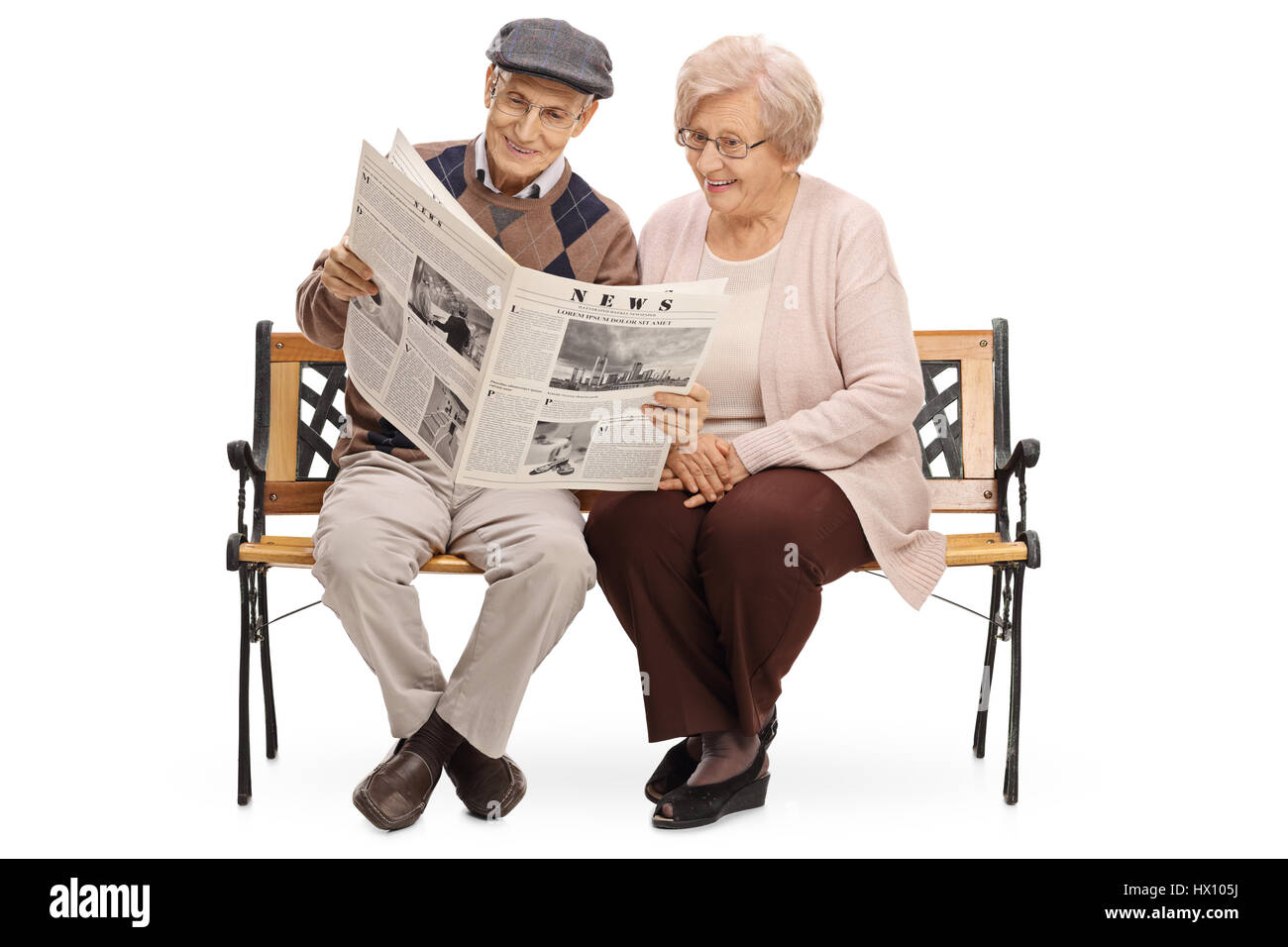 Senioren auf einer Bank sitzt und liest eine Zeitung zusammen isoliert auf weißem Hintergrund Stockfoto
