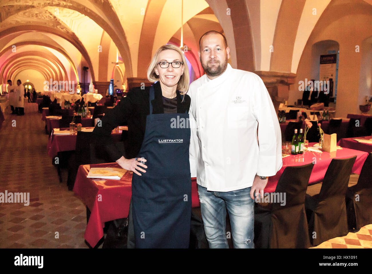 Michelin-Sterne-Koch Tom Wickboldt mit Essen Schriftsteller Angela Berg Stockfoto