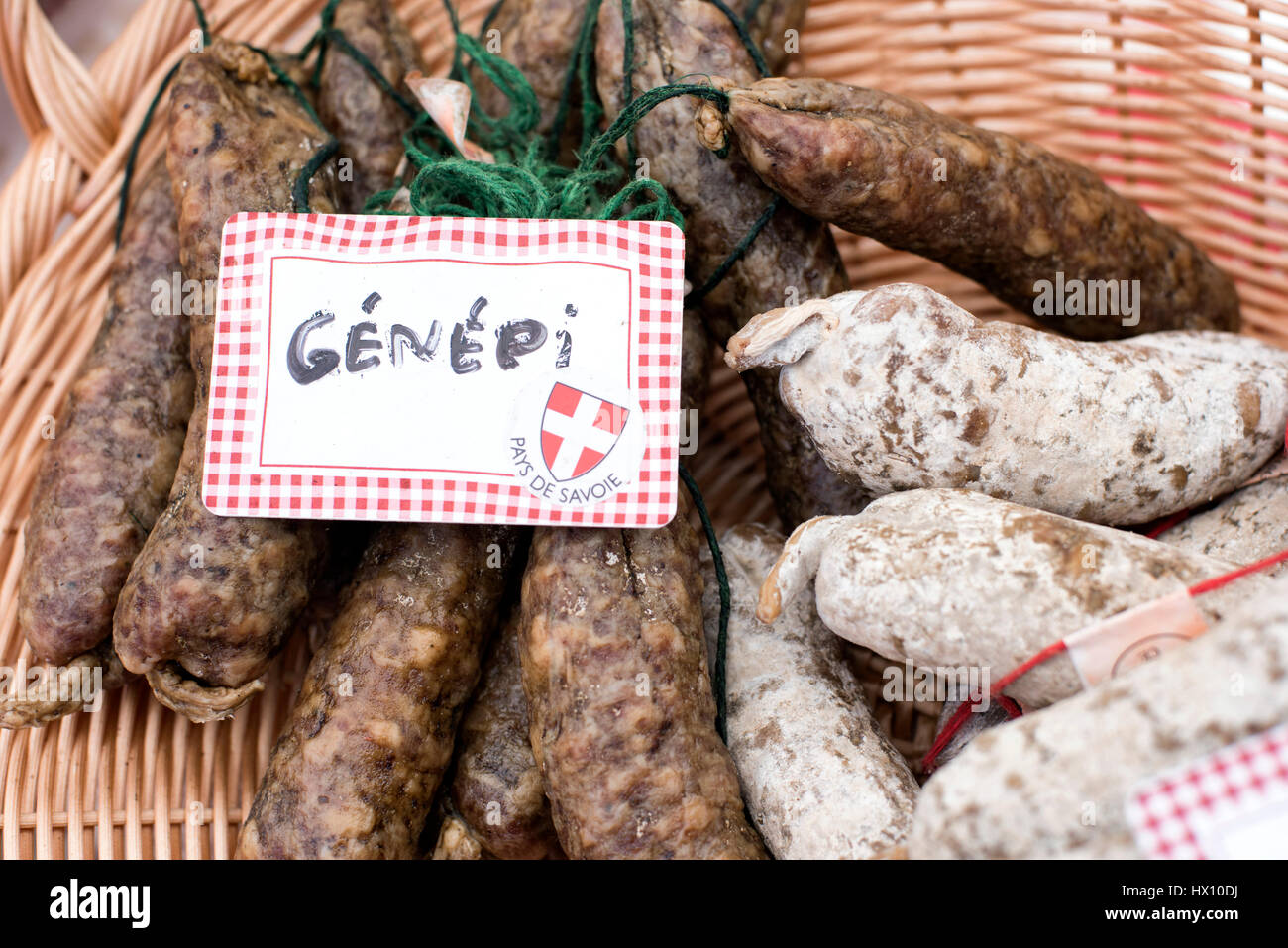 Saucisson Sec au Génépi, einem französischen Rohwurst mit Genepi Alkohol gemacht Stockfoto