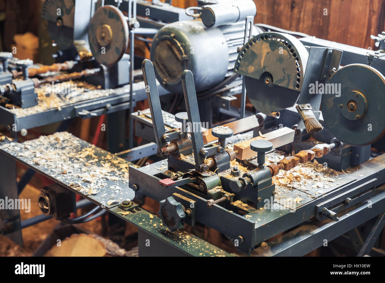 Holzbearbeitungsmaschinen in Produktionsstätte der Klompen, traditionelle niederländische Schuhe für den täglichen Gebrauch Stockfoto