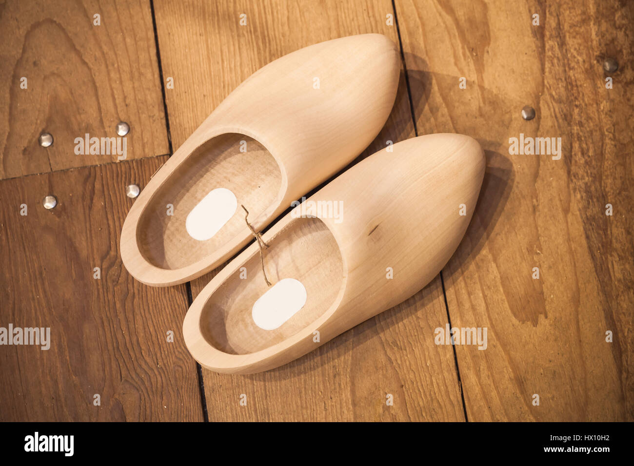 Paar Holzschuhe hergestellt aus Pappelholz. Klompen, stehen