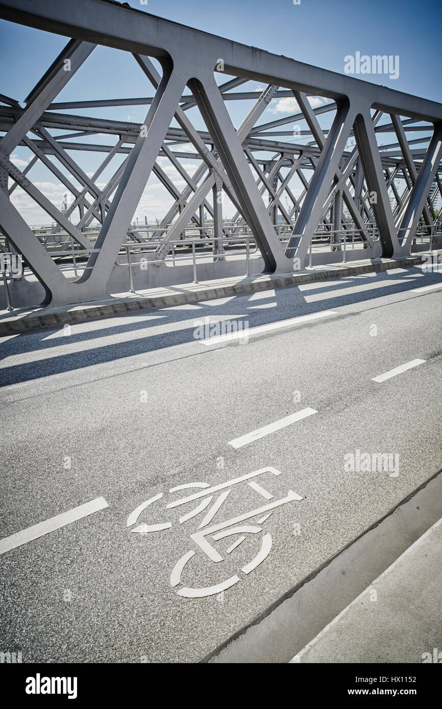 Deutschland, Hamburg, Radweg auf einer Brücke Stockfoto