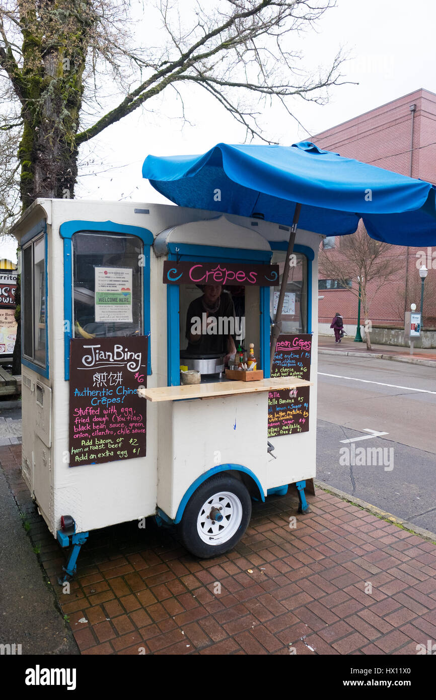 EUGENE, OR - 9. März 2017: Crepes und Jian Bing Imbisswagen auf dem Campus der University of Oregon. Stockfoto