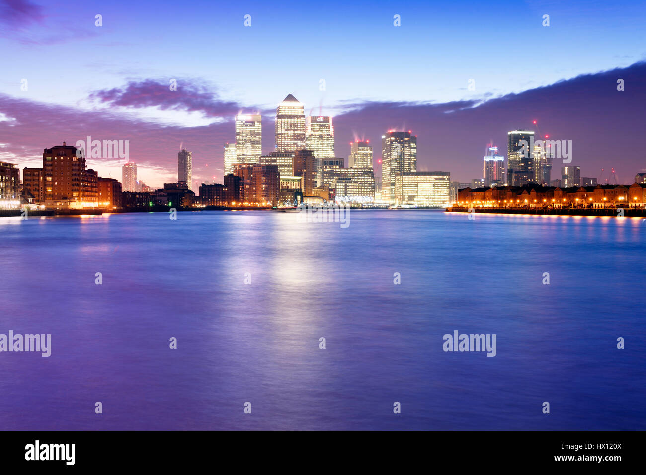 UK, London, Skyline mit Canary Wharf Wolkenkratzer in der Morgendämmerung Stockfoto