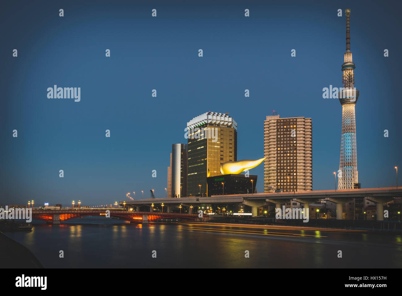Japan, Tokio, Asakusa, Sumida-Fluss und Skytree Stockfoto