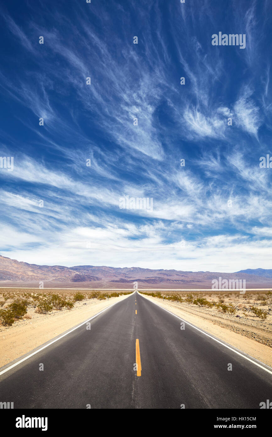 Endlosen Wüstenstraße, Death Valley, Kalifornien, USA. Stockfoto