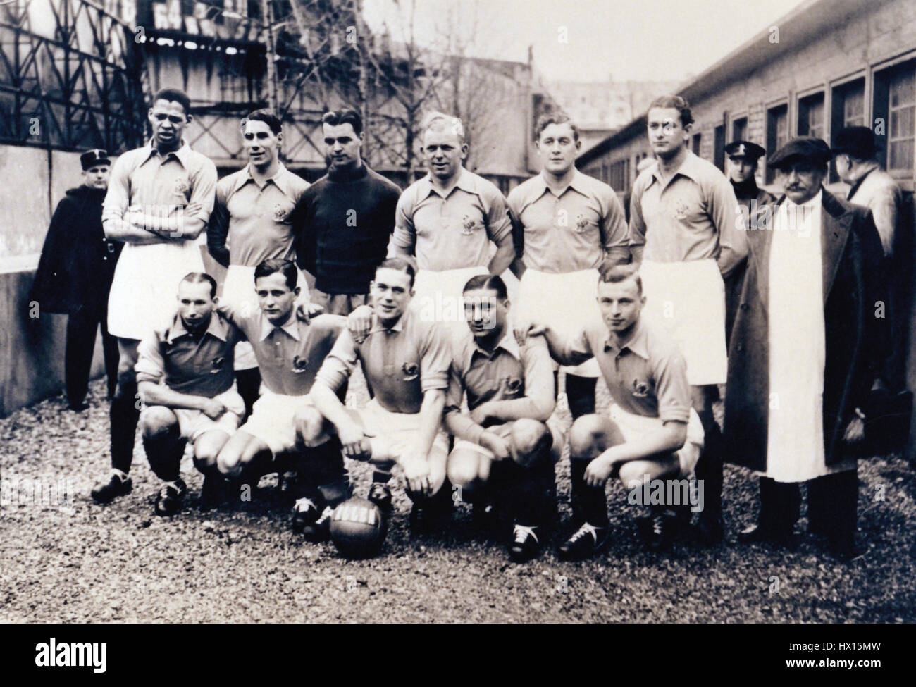 Die französische Fußballnationalmannschaft 1937 war Teil einer sich entwickelnden Ära des internationalen Fußballs. Das Team nahm an verschiedenen Freundschaftsspielen und Turnieren Teil und trug damit zum Fundament des französischen Fußballvermächtnisses bei. Stockfoto