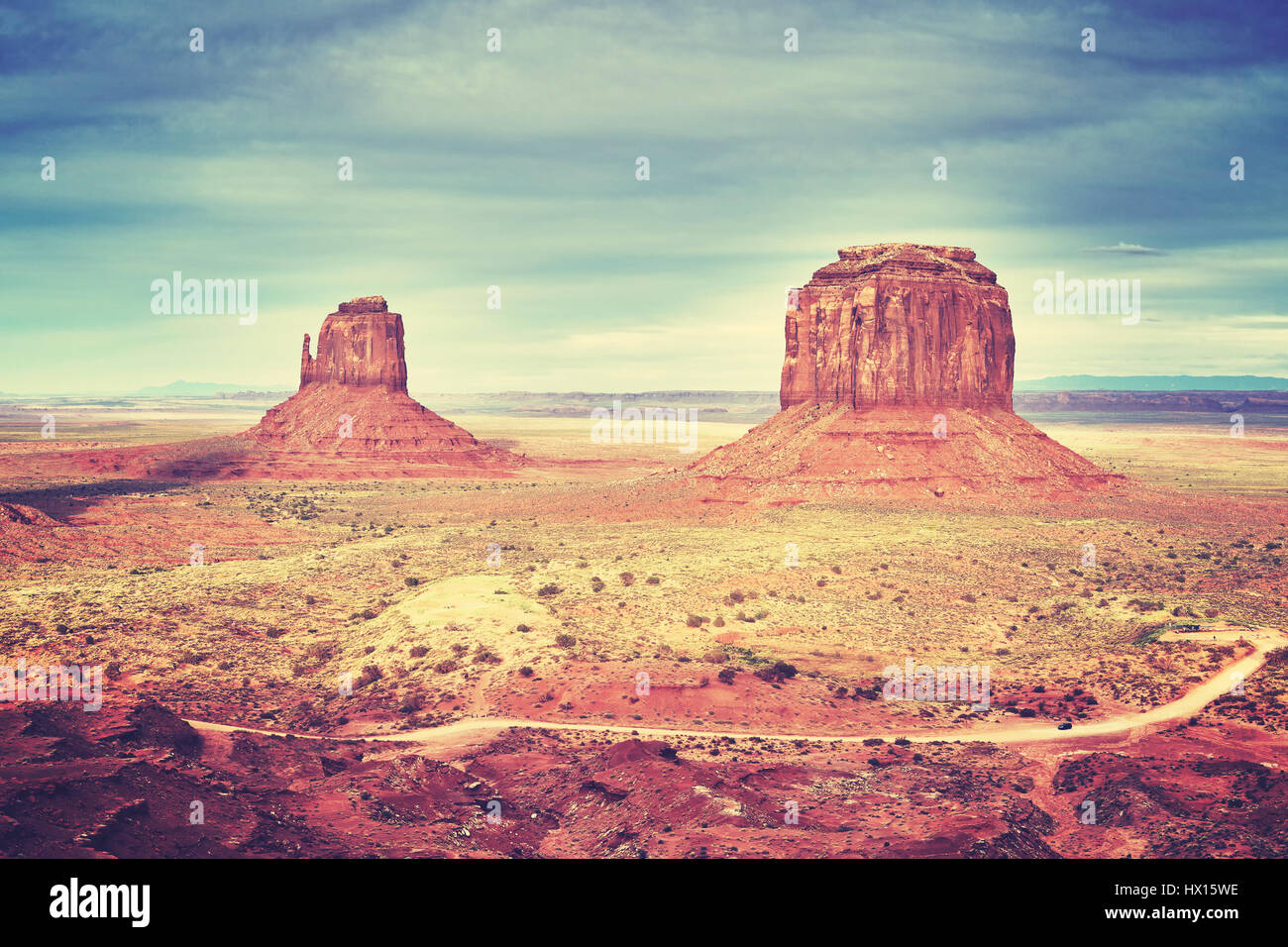 Retro stilisierte Bild des Monument Valley bei Sonnenuntergang, USA. Stockfoto