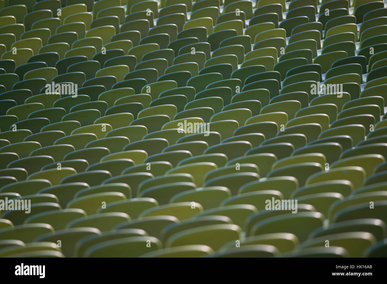 Grüne Sitzreihen in einem Stadion Stockfoto