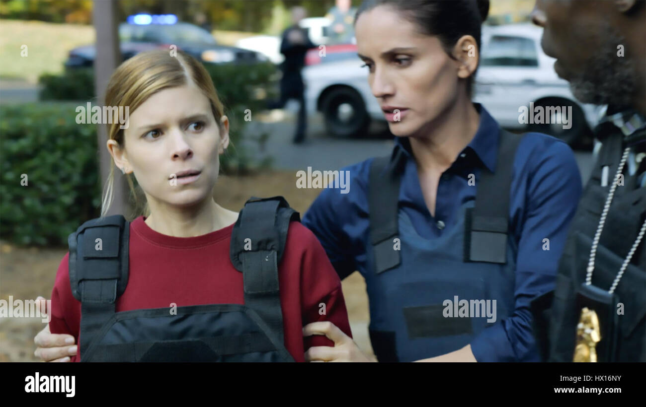 In Gefangenschaft 2015 BVN Films Produktion mit Kate Mara auf der linken Seite und Carmen Sandovai Stockfoto
