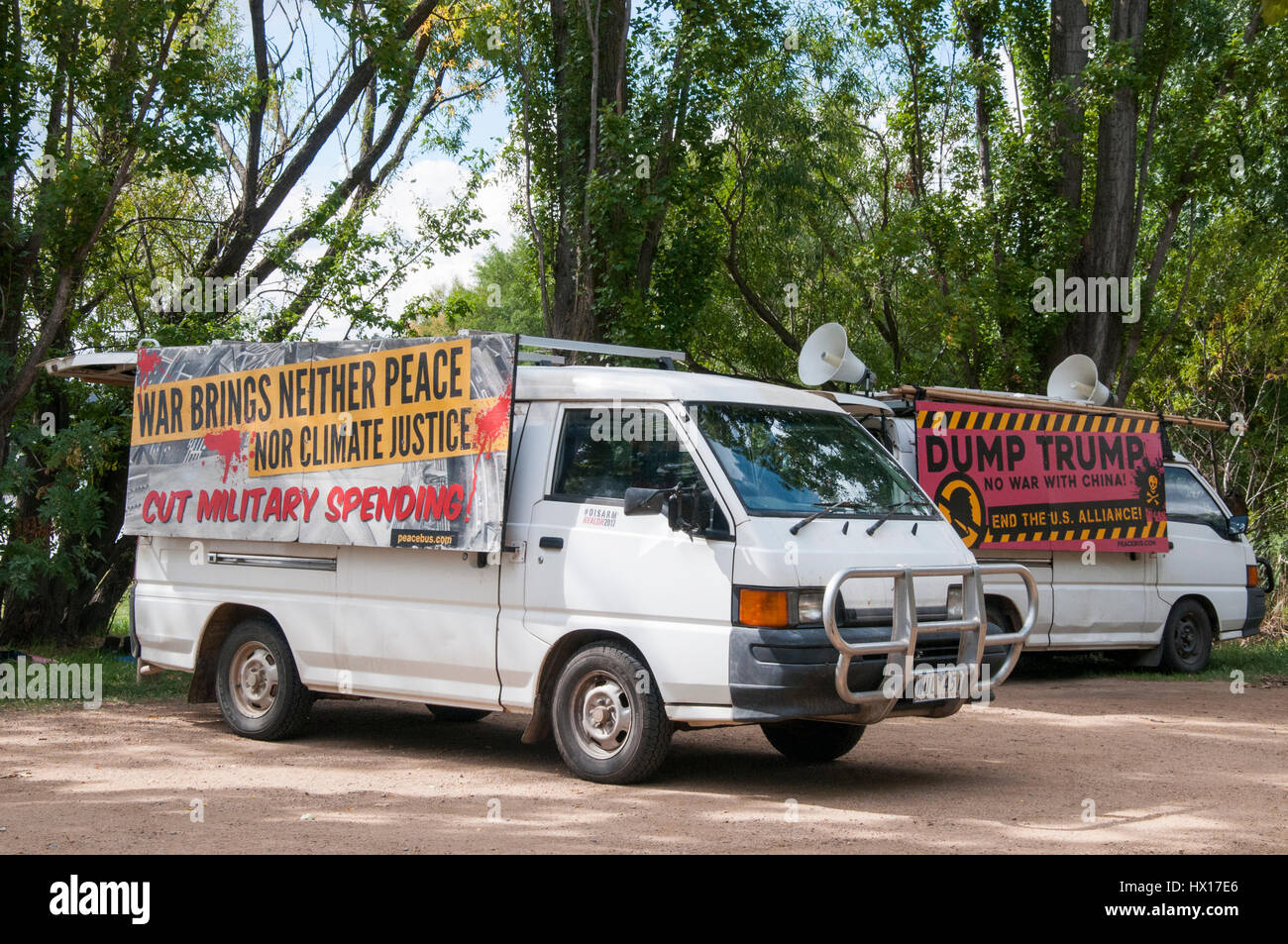 Anti-Kriegs-Protest Fahrzeuge geparkt in der australischen Hauptstadt Canberra vermutlich in Erwartung der nächsten Demo Stockfoto