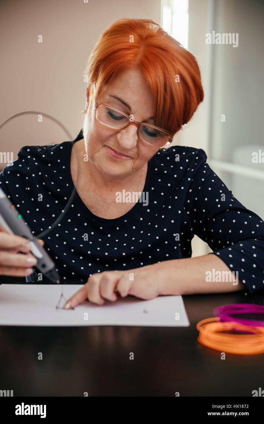 Ältere Frau mit 3D Stift zeichnen Stockfoto
