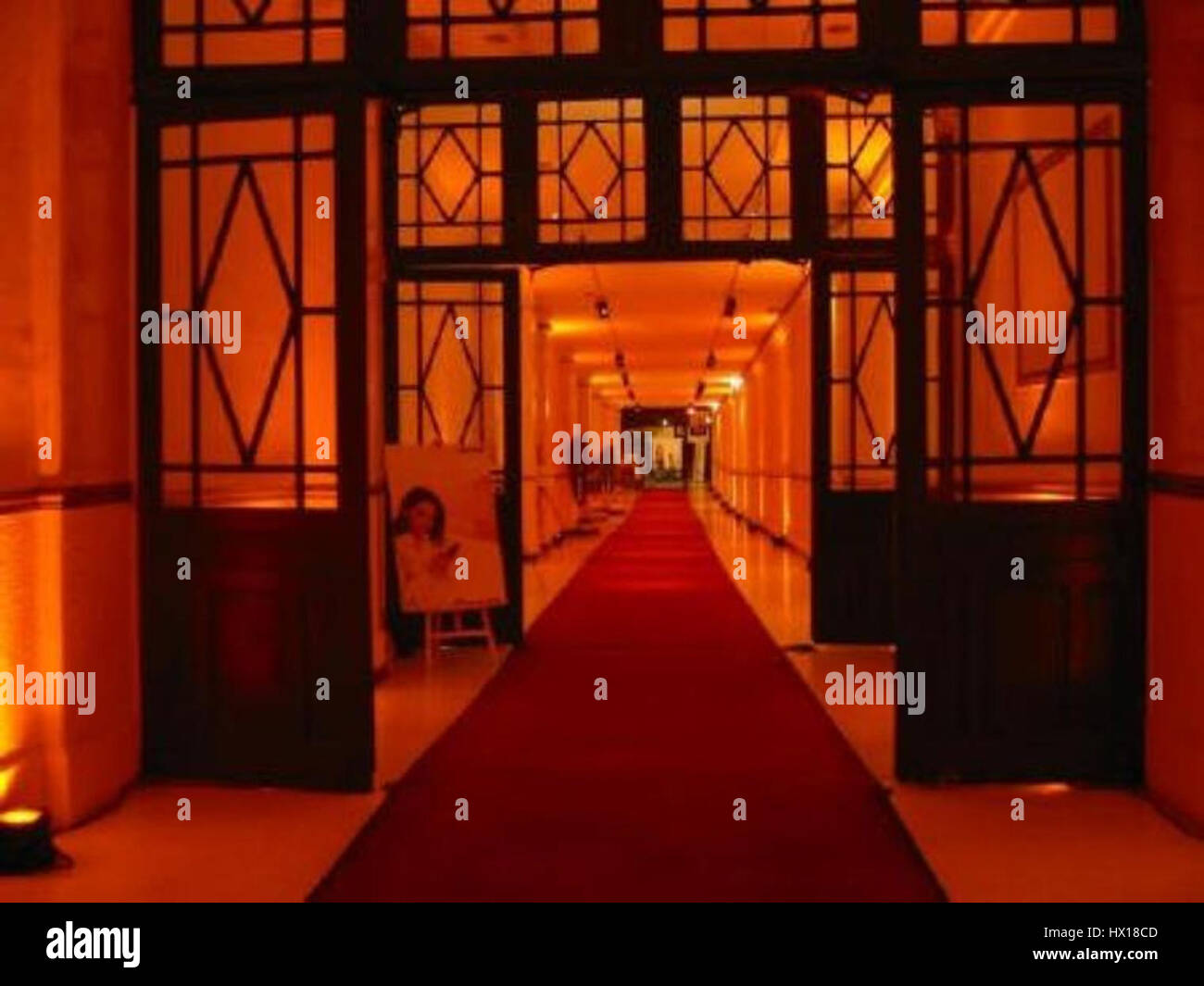 Das „Couloir Wagram“ bezieht sich auf einen bestimmten Teil des Wagram-Gebiets, der sich durch seine strategische und historische Bedeutung auszeichnet. Es kann sich entweder auf die natürliche Landschaft oder auf den historischen Kontext beziehen, der mit Wagram verbunden ist, bekannt für die Schlacht von Wagram. Stockfoto