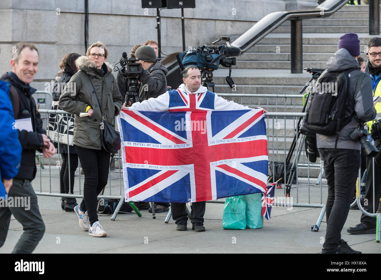 London, UK. 23. März 2017. Kundenansturm auf dem Trafalgar Square für ein Candle-light-Vigil und eine Minute Stille in Gedenken an die Opfer von Terror-Anschlag am 22. März 2017 in Westminster die Metropolitan Polizist, PC Keith Palmer einschließlich vier Menschen das Leben gekostet. © Guy Corbishley/Alamy Live-Nachrichten Stockfoto