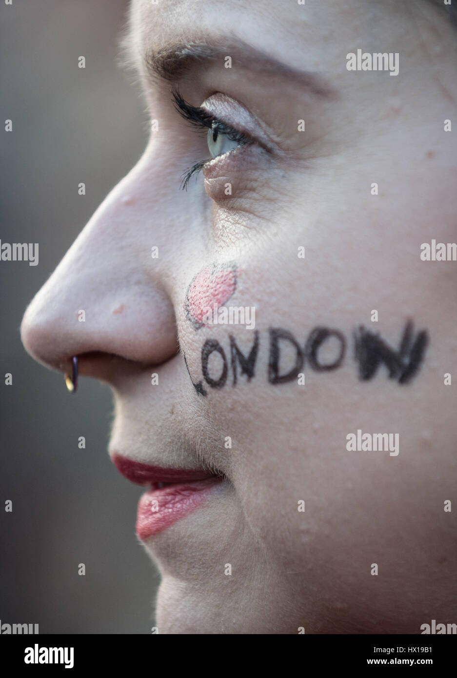 London, UK. 23. März 2017. Kundenansturm auf dem Trafalgar Square für ein Candle-light-Vigil und eine Minute Stille in Gedenken an die Opfer von Terror-Anschlag am 22. März 2017 in Westminster die Metropolitan Polizist, PC Keith Palmer einschließlich vier Menschen das Leben gekostet. © Guy Corbishley/Alamy Live-Nachrichten Stockfoto