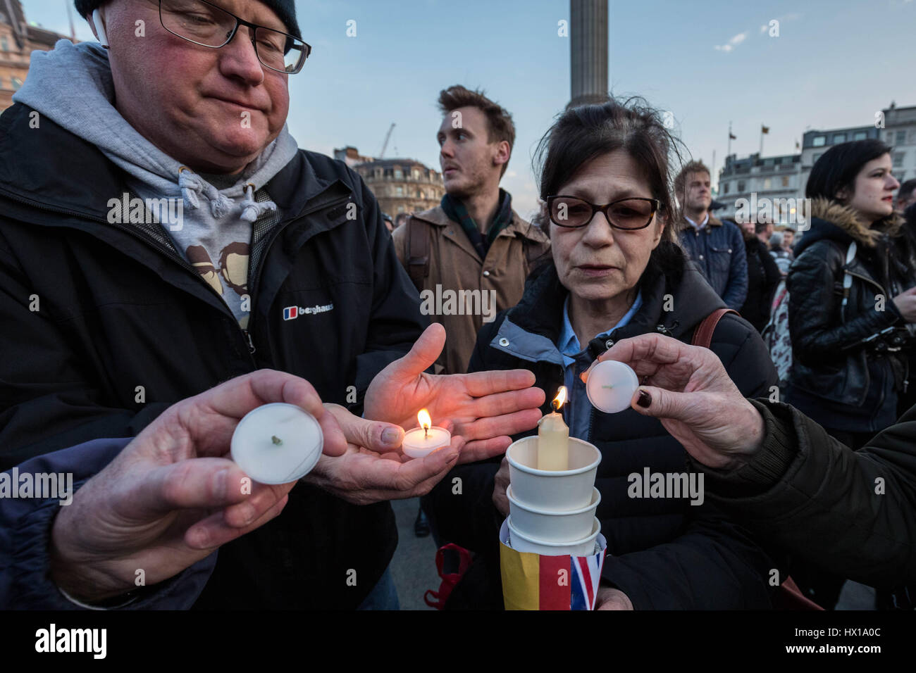 London, UK. 23. März 2017. Kundenansturm auf dem Trafalgar Square für ein Candle-light-Vigil und eine Minute Stille in Gedenken an die Opfer von Terror-Anschlag am 22. März 2017 in Westminster die Metropolitan Polizist, PC Keith Palmer einschließlich vier Menschen das Leben gekostet. © Guy Corbishley/Alamy Live-Nachrichten Stockfoto