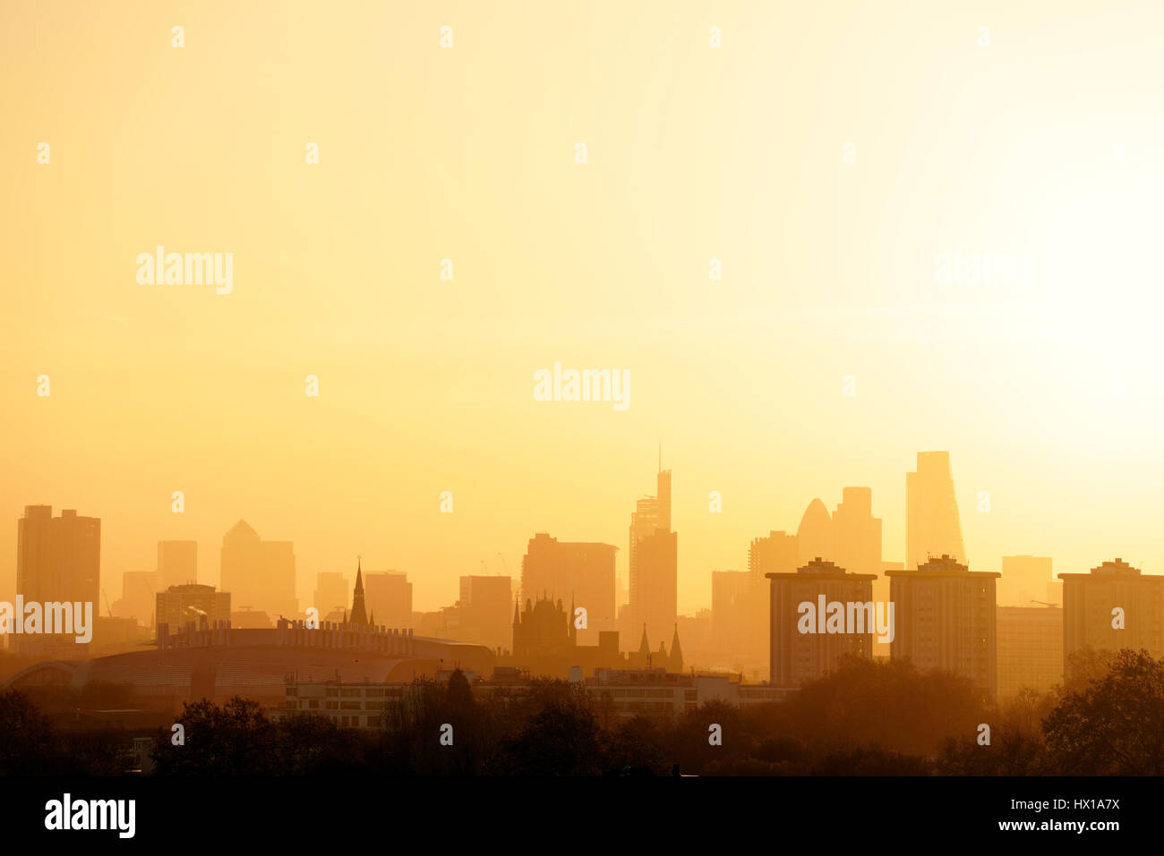 UK, London, Skyline im Morgen Hintergrundbeleuchtung Stockfoto