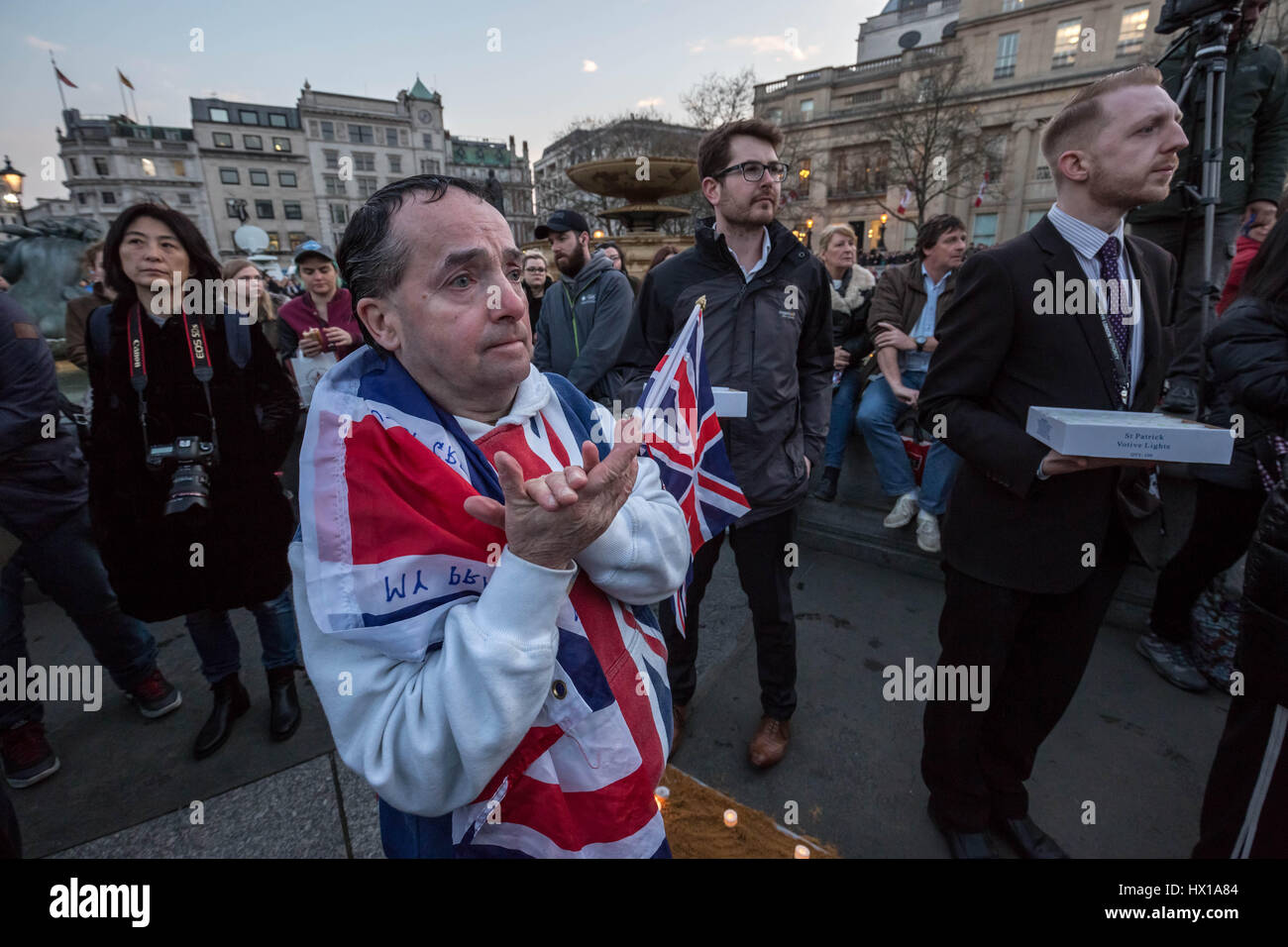 London, UK. 23. März 2017. Kundenansturm auf dem Trafalgar Square für ein Candle-light-Vigil und eine Minute Stille in Gedenken an die Opfer von Terror-Anschlag am 22. März 2017 in Westminster die Metropolitan Polizist, PC Keith Palmer einschließlich vier Menschen das Leben gekostet. © Guy Corbishley/Alamy Live-Nachrichten Stockfoto