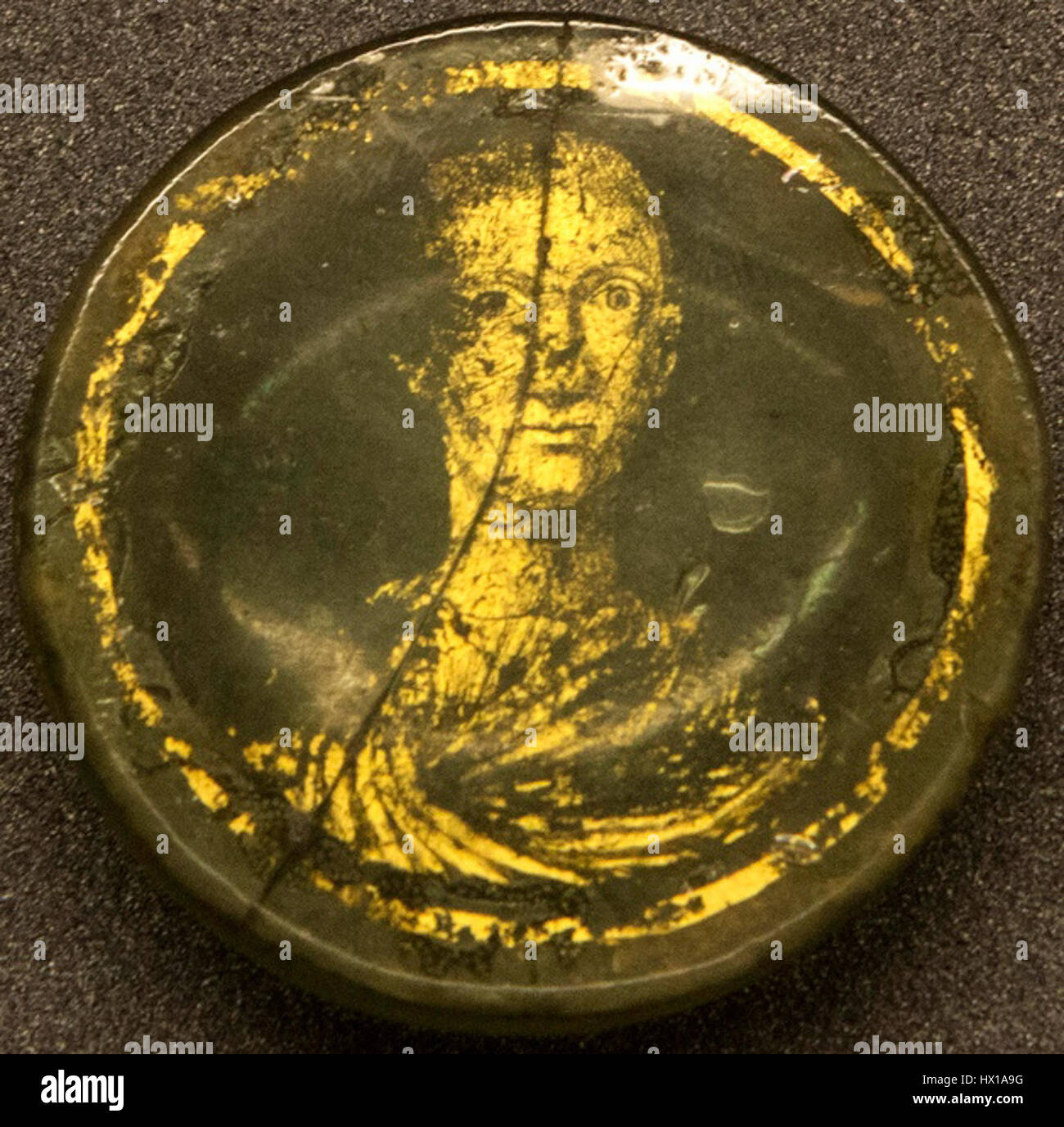 Das „Goldene Glasporträt eines jungen Mannes“ aus Bologna ist ein bemerkenswertes Beispiel für antike römische Glaskunst. Dieses Stück, das im 4. Jahrhundert hergestellt wurde, spiegelt die feine Handwerkskunst römischer Künstler und ihre Expertise bei der Herstellung von Glas mit komplizierten Designs wider. Stockfoto