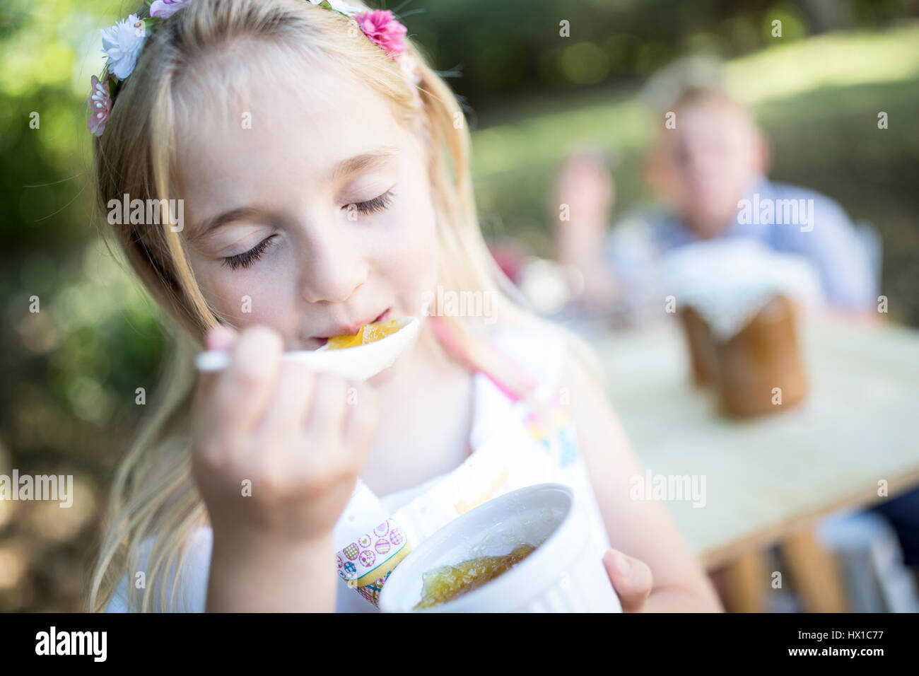 Mädchen im Freien zu essen Gelee Stockfoto