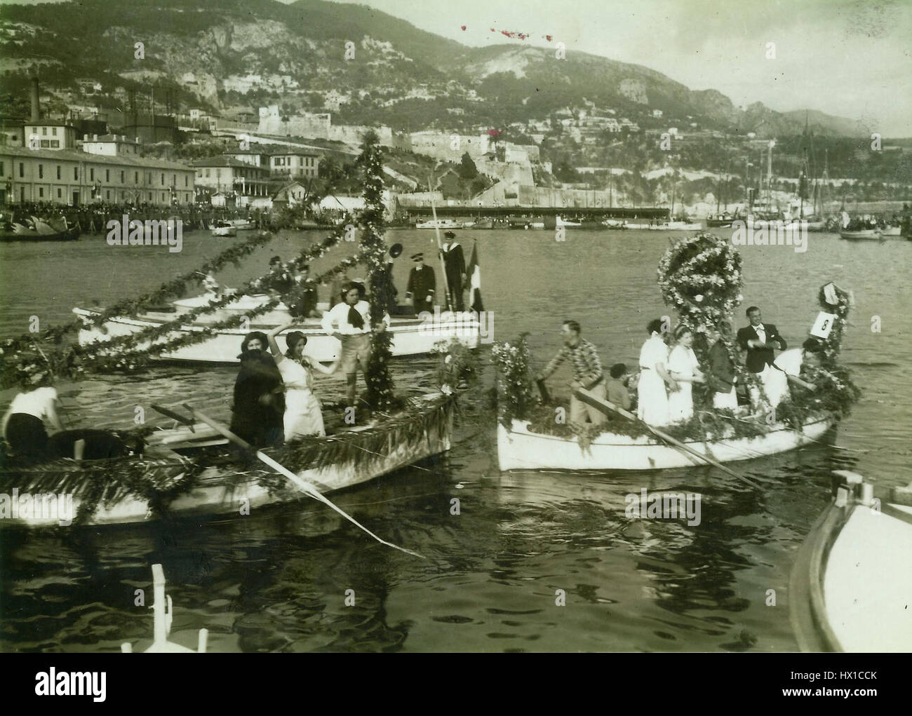 „Combat Naval Fleuri Darse de Villefranche“ zeigt eine Marineschlachtszene im Hafen von Villefranche. Der Titel suggeriert eine lebhafte, möglicherweise feierliche Atmosphäre, die florale Elemente als Motiv verwendet. Stockfoto