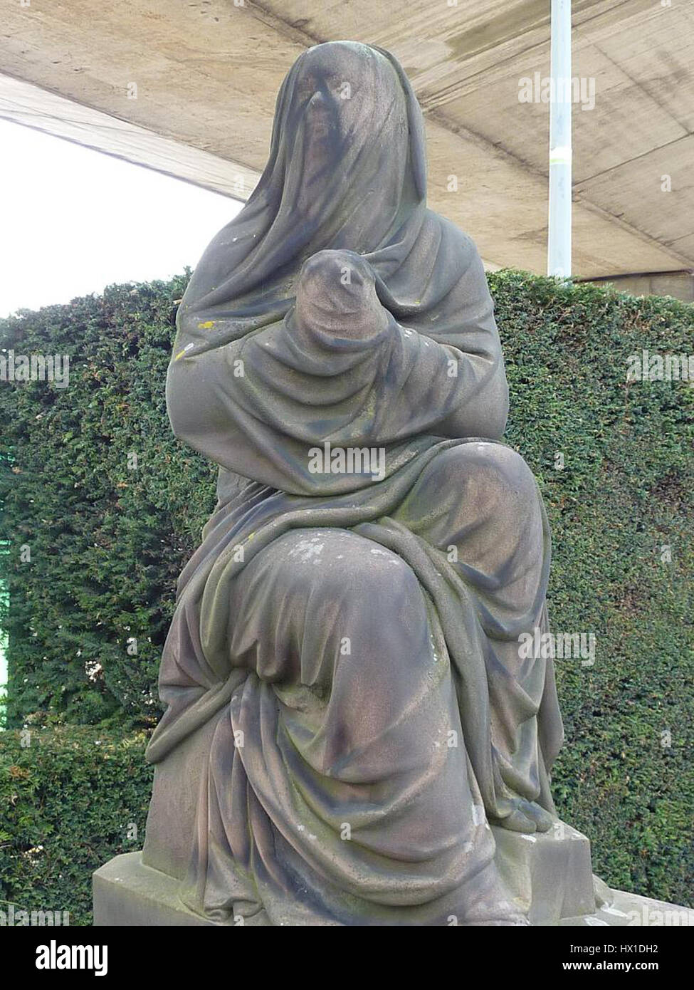 Das Famille-Friederich-Denkmal ist ein Skulpturenwerk, das der Familie Friederich gewidmet ist und deren historische Bedeutung und ihren Beitrag für die Region gedenkt. Stockfoto