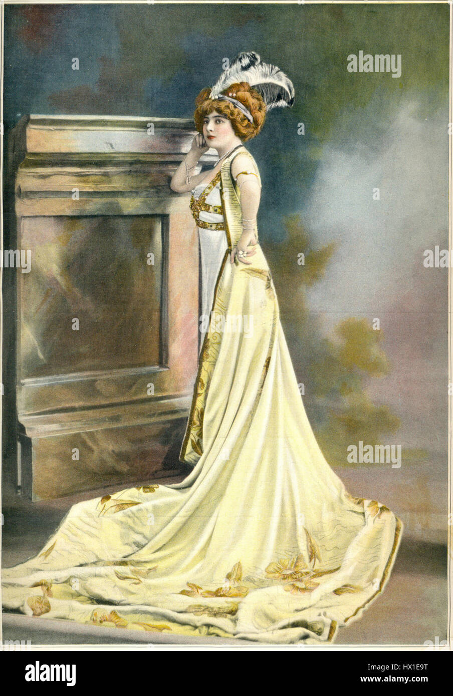 Dies ist eine Innenansicht eines Theaters vom 15. November 1908. Das Bild zeigt das aufwendige Design des Veranstaltungsortes, einschließlich komplizierter architektonischer Details, Sitzanordnungen und theatralischer Elemente, die die Theaterkultur des frühen 20. Jahrhunderts widerspiegeln. Stockfoto