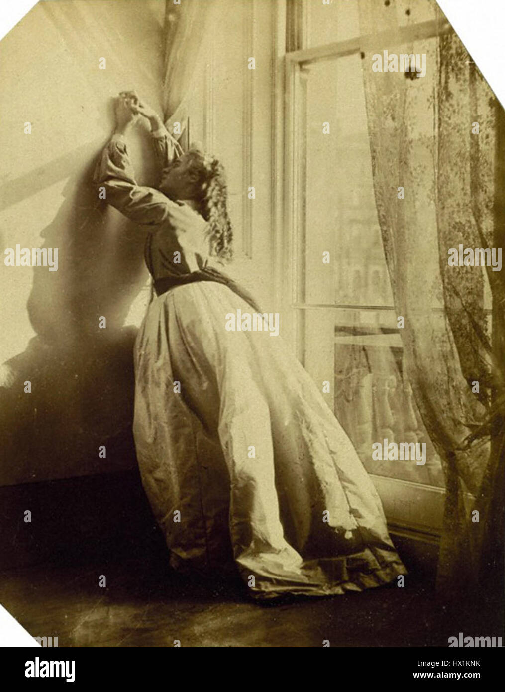 Clementina Hawardens Porträt von Clementina Maude fängt das Bild einer jungen Frau in viktorianischer Manier ein und spiegelt den detaillierten Stil der frühen Fotografie wider. Stockfoto